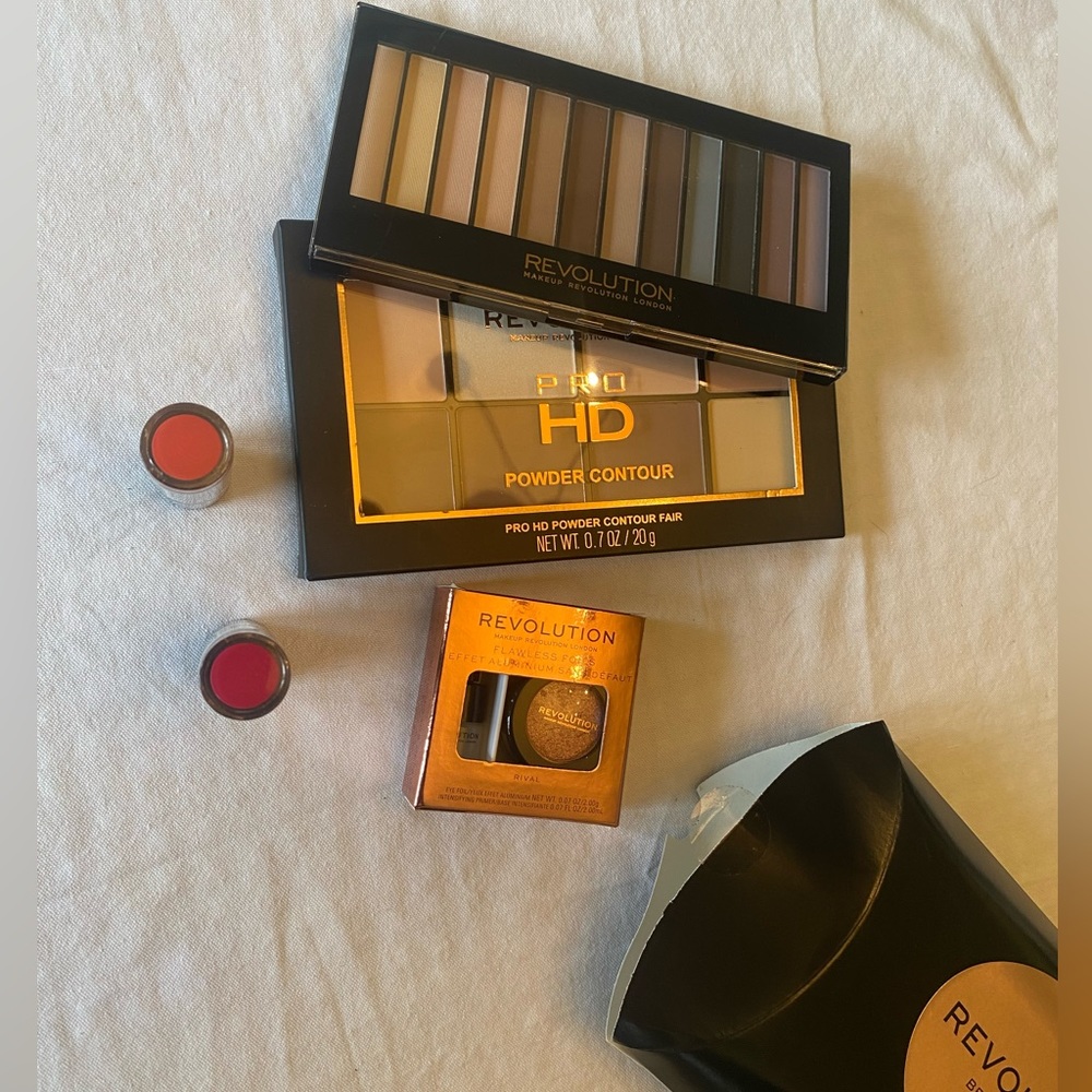 NEW IN BOX - 5-Piece Makeup Revolution London Contour & Lipstick Set